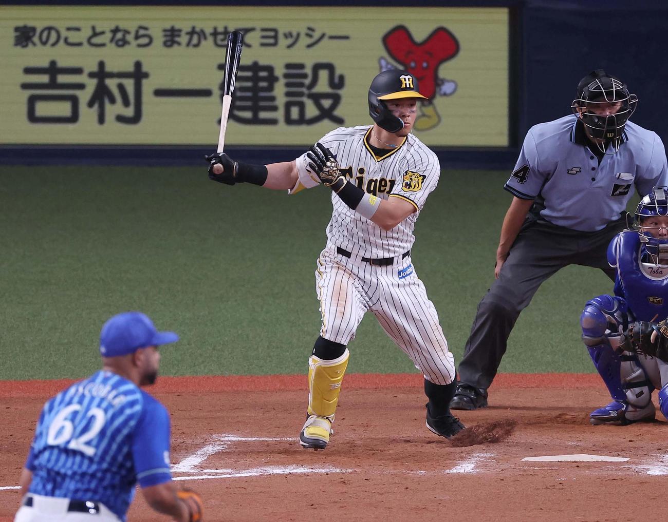 阪神対DeNA 8回裏阪神2死、佐藤輝は左前打を放つ（撮影・上田博志）