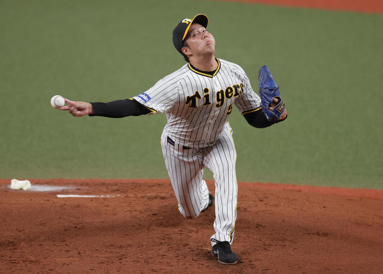 阪神対DeNA　力投する阪神先発の青柳（撮影・前田充）