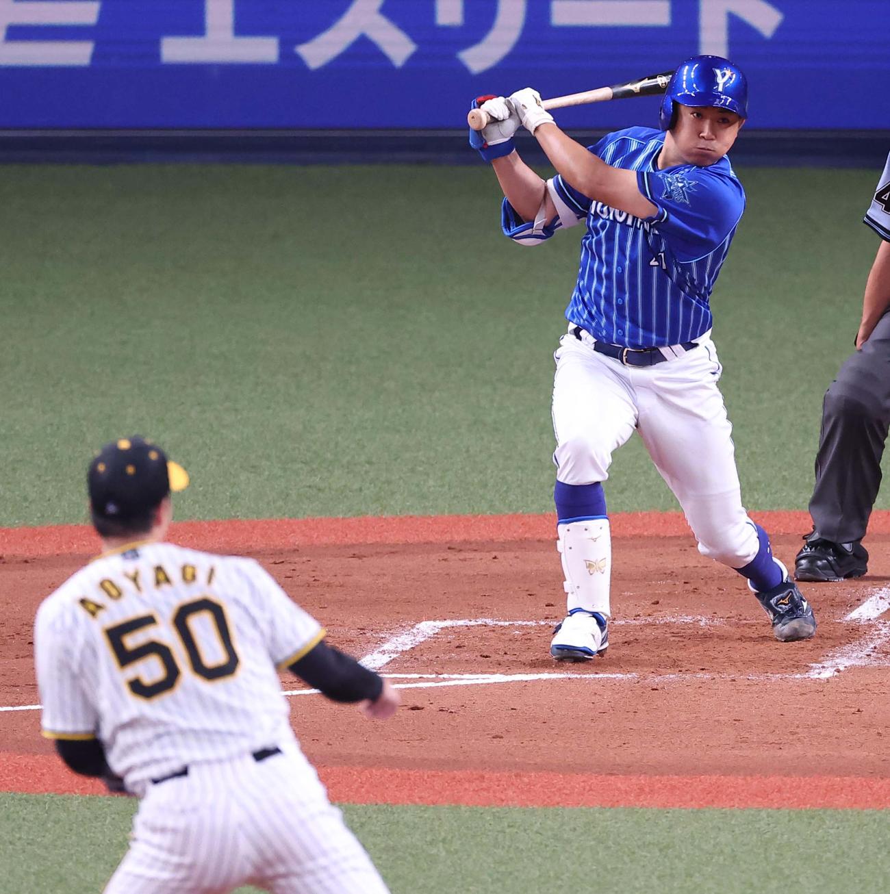 阪神対DeNA 2回表DeNA2死一、三塁、今永は左前に適時打を放つ（撮影・上田博志）