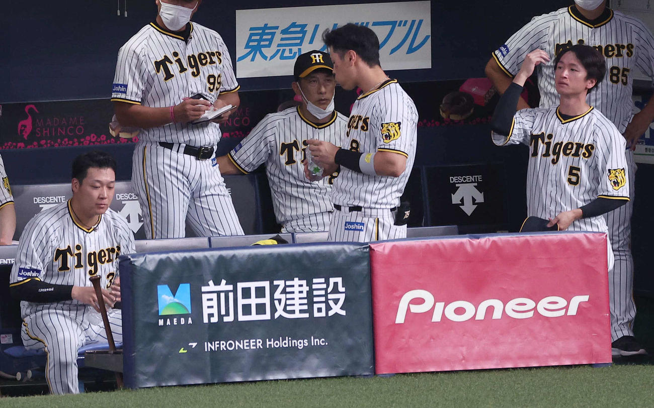 阪神対DeNA　無得点に抑えられた矢野監督（中央奥）は、前列左から大山、佐藤輝、近本と渋い表情を見せる（撮影・上田博志）