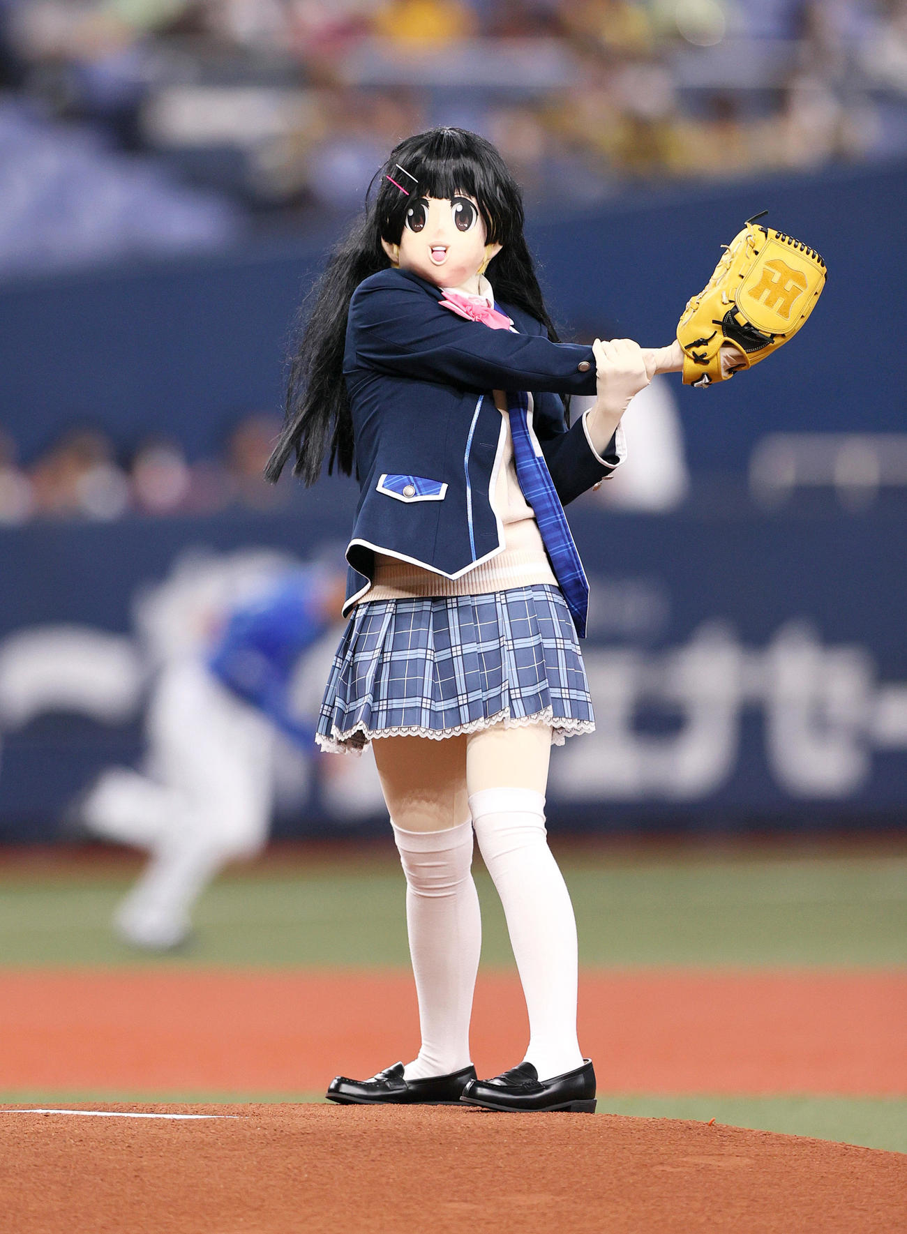 阪神対DeNA　ファーストピッチを行うファーストピッチを行う謎ノ美兎（なぞのみと）（撮影・上山淳一）