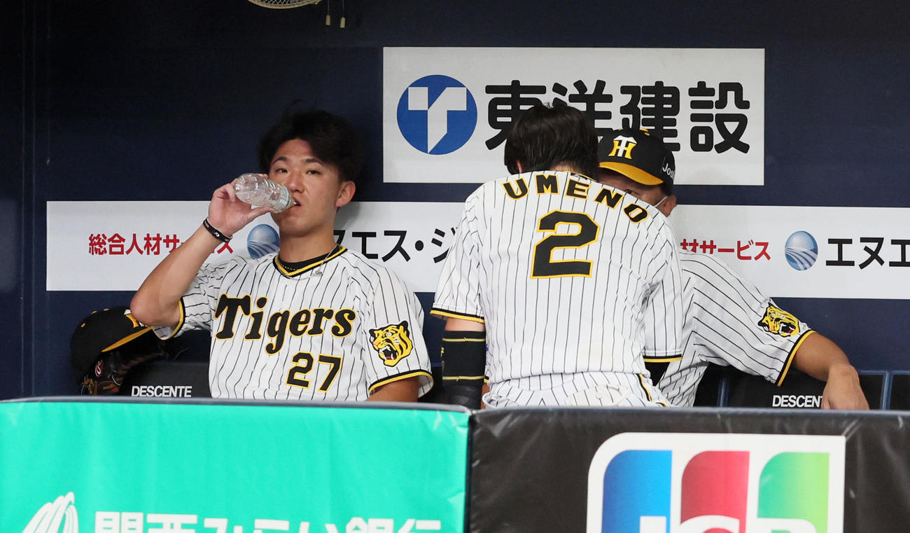 阪神対DeNA 7回表、DeNA打線に捕まり4失点で降板した伊藤将はベンチで水分補給する（撮影・加藤哉）