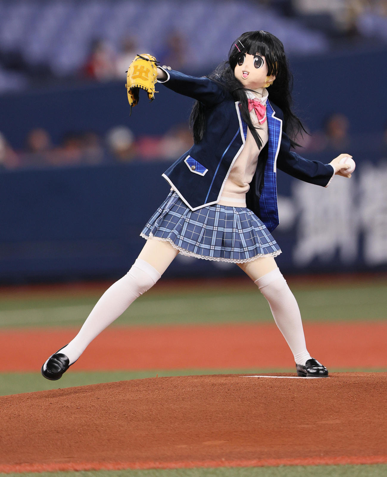 阪神対DeNA　ファーストピッチを行うファーストピッチを行う謎ノ美兎（なぞのみと）（撮影・上山淳一）