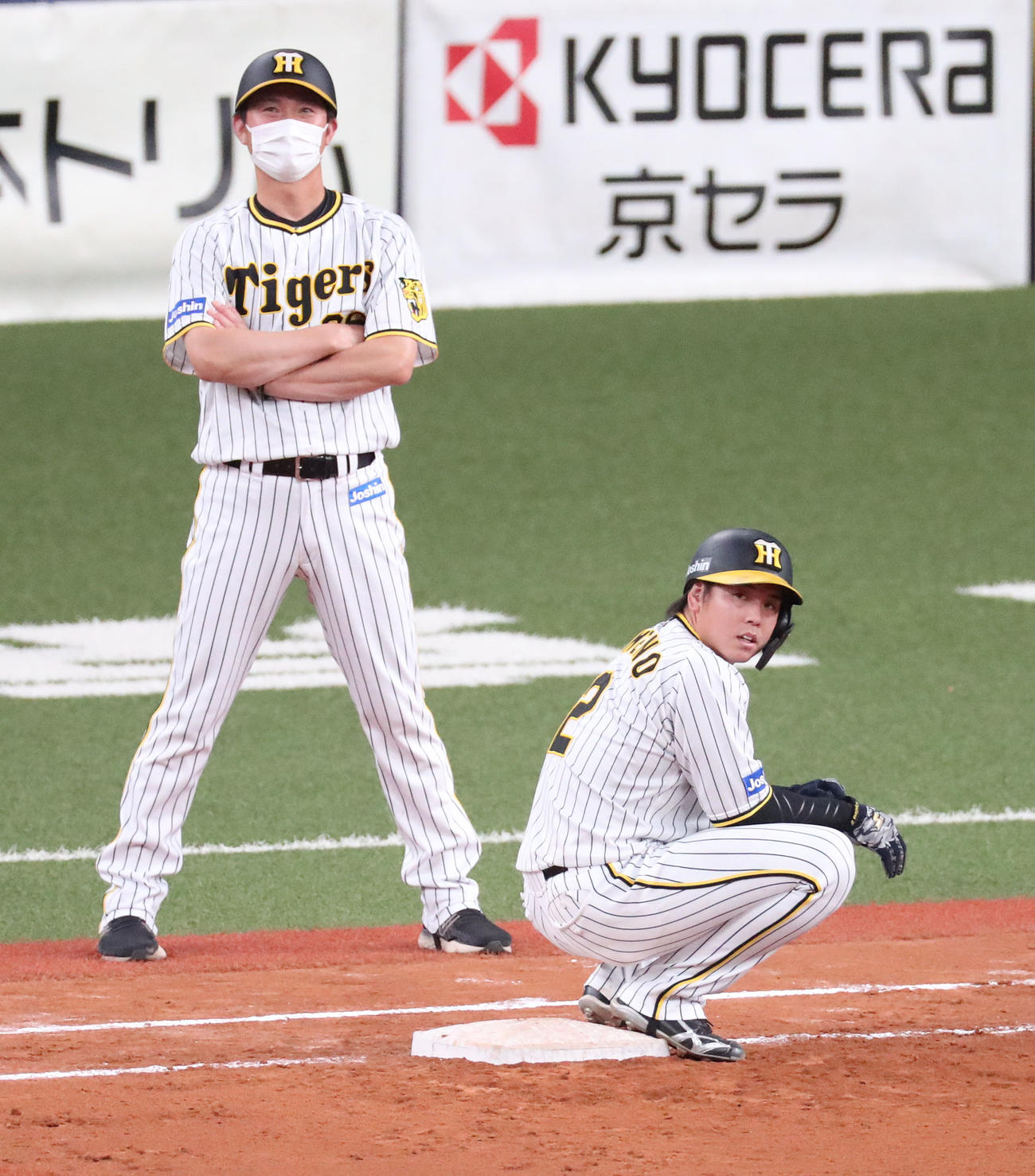阪神対DeNA 5回裏阪神1死、梅野（右）はしゃがんでリプレー検証を待つ（撮影・白石智彦