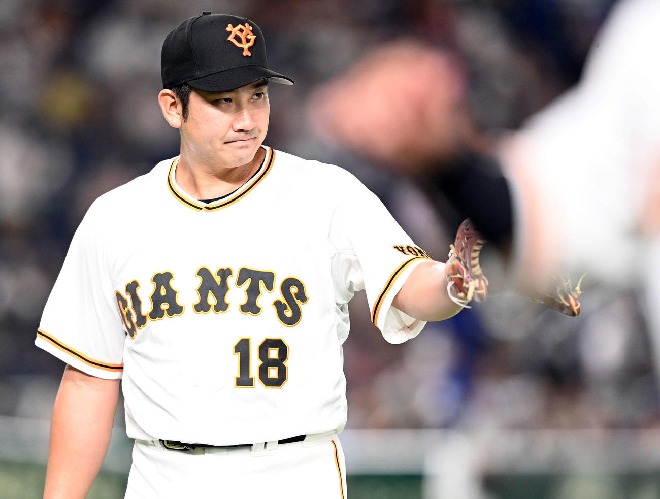 巨人対中日　3回表、無失点に抑え気合の入った表情を見せる巨人の先発菅野（撮影・たえ見朱実）