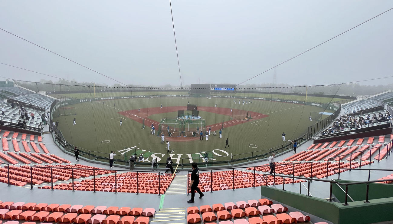 日本ハム対オリックス　霧に覆われるウインドヒルひがし北海道スタジアム（撮影・佐藤翔太）