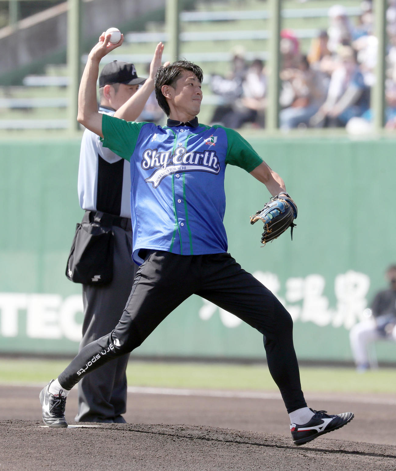 日本ハム対オリックス　始球式を務める北海道十勝スカイアースの長野監督（撮影・佐藤翔太）