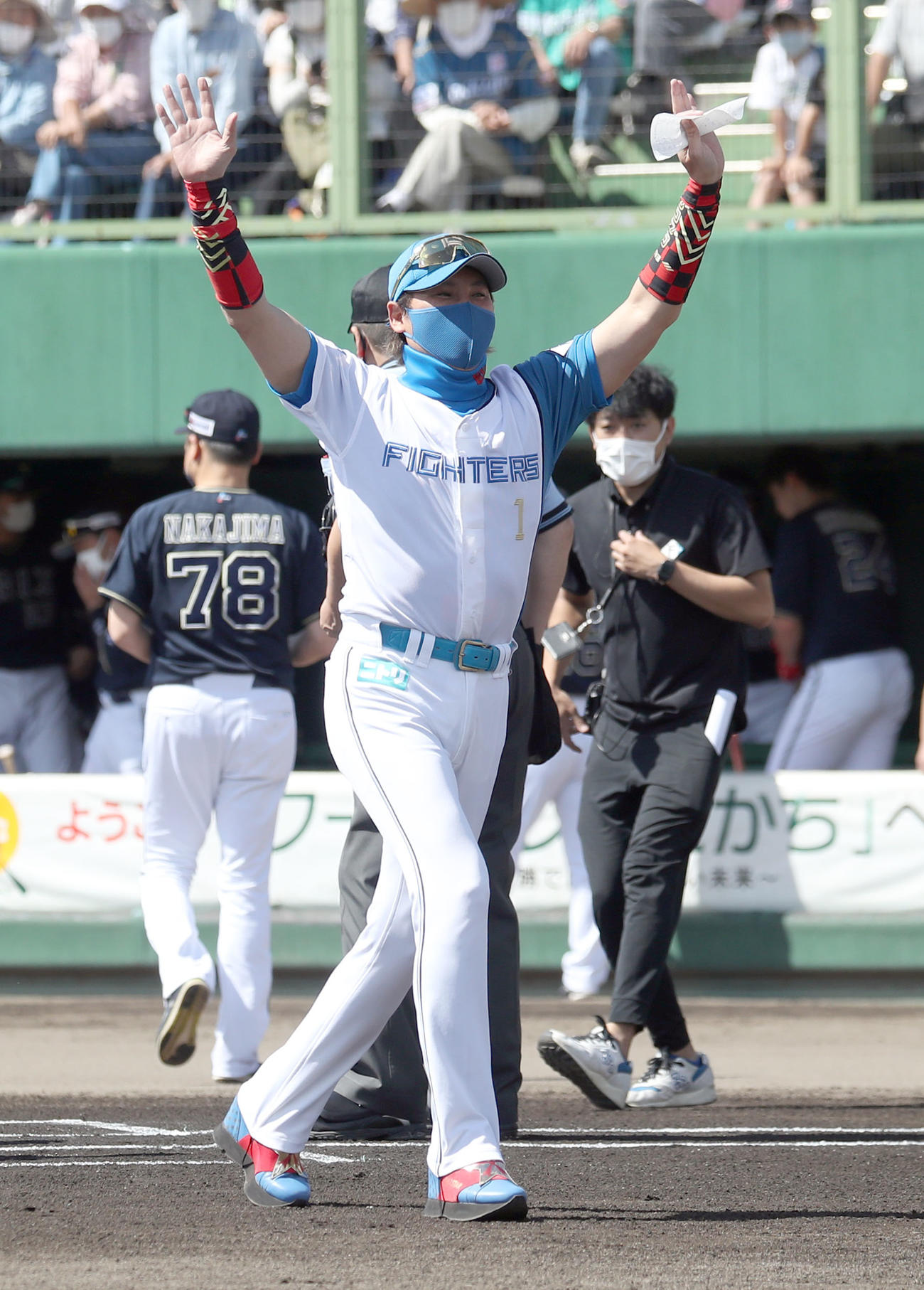 日本ハム対オリックス　メンバー表を交換しベンチに戻る新庄監督（撮影・佐藤翔太）