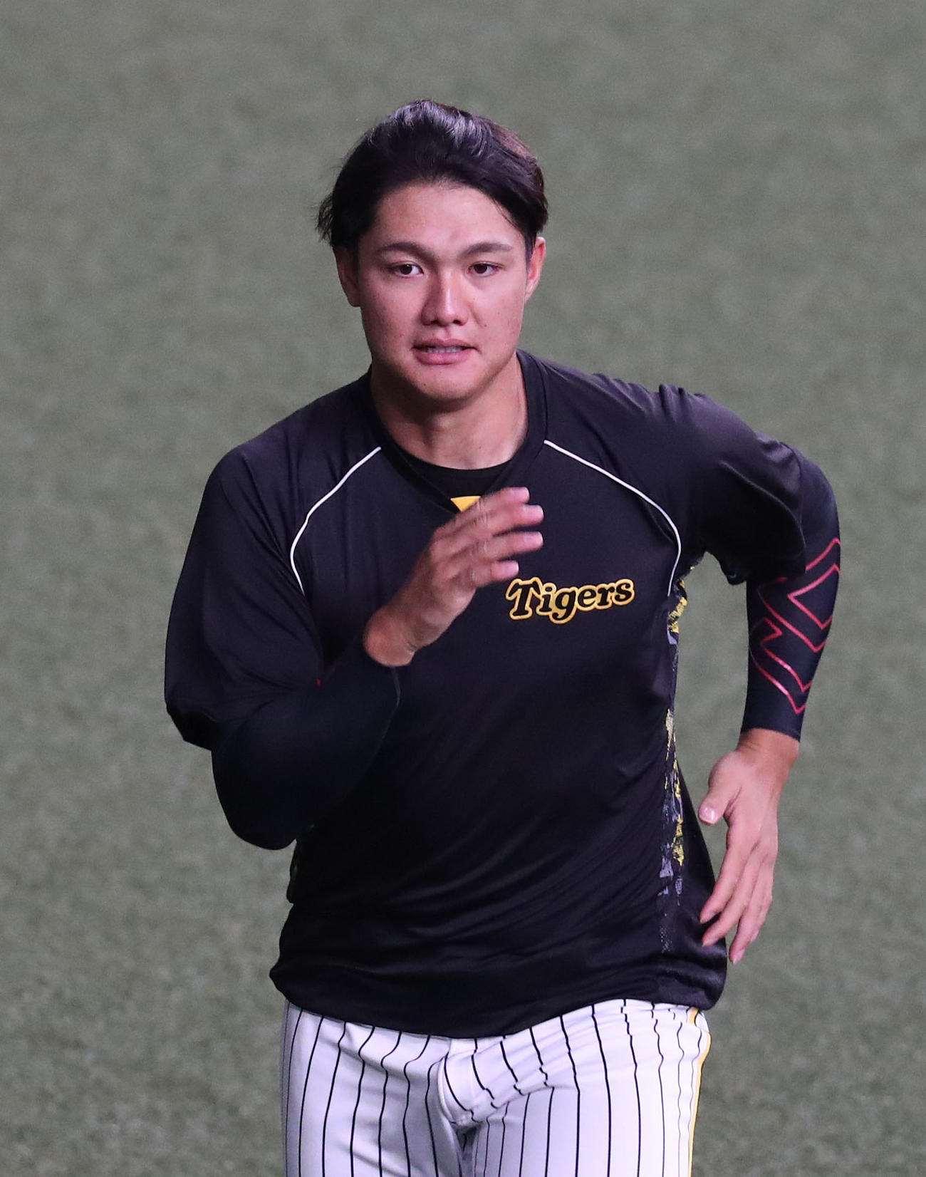 阪神対DeNA　試合前練習で外野でダッシュする西純（撮影・白石智彦）