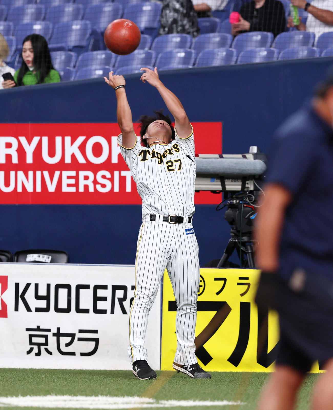 阪神対DeNA　登板を前にベンチ横でメディシンボールを投げ始める伊藤将（撮影・加藤哉）