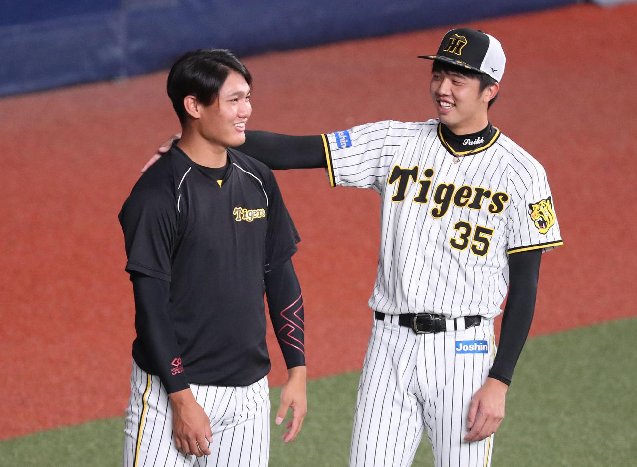 阪神対DeNA　試合前練習で談笑する西純（左）と才木（撮影・白石智彦）
