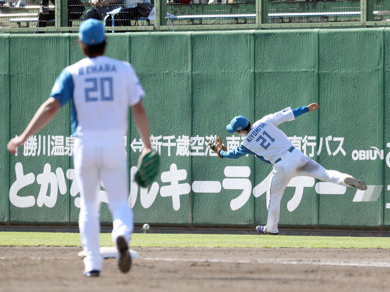 日本ハム対オリックス　5回表オリックス2死三塁、中川圭のファウルゾーンに飛んだ打球を捕球出来ない清宮（撮影・佐藤翔太）