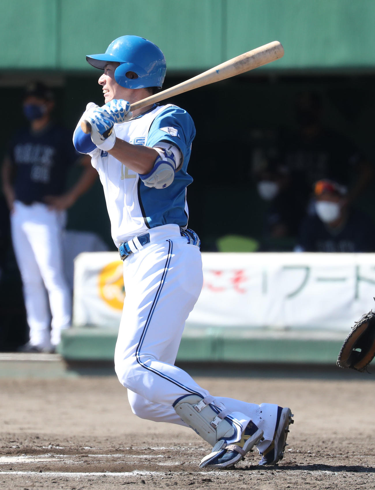 日本ハム対オリックス　4回裏日本ハム2死一、三塁、松本剛は中前適時打を放つ（撮影・佐藤翔太）