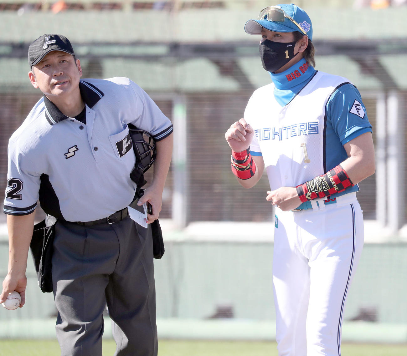 日本ハム対オリックス　選手交代を告げる新庄監督（撮影・佐藤翔太）