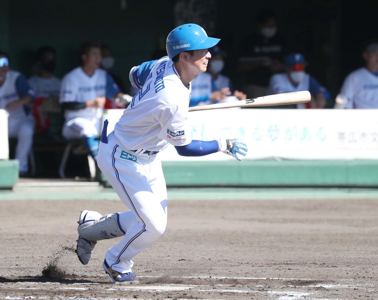 日本ハム対オリックス　4回裏日本ハム2死一、三塁、中前適時打を放つ松本剛（撮影・黒川智章）
