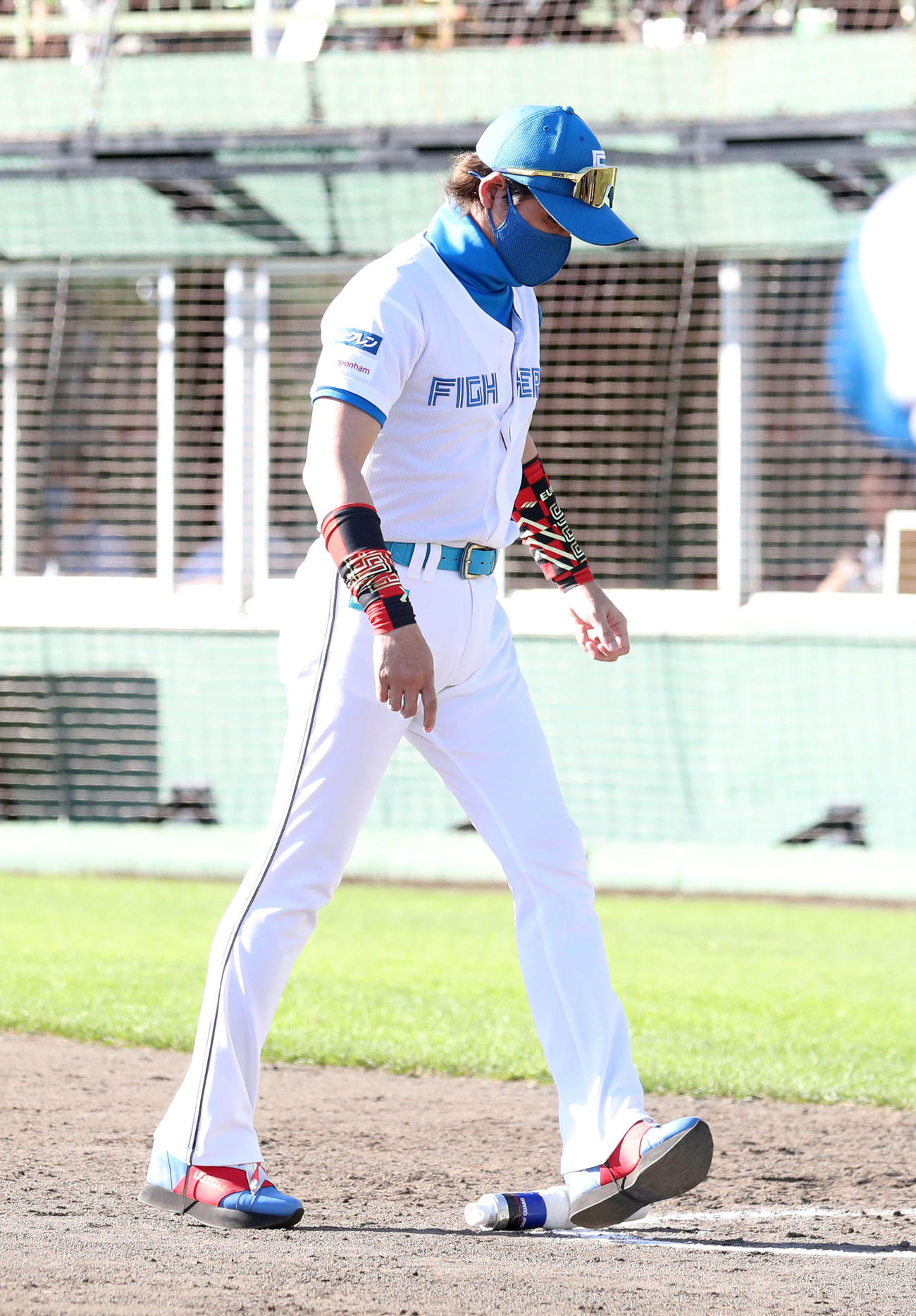 日本ハム対オリックス　選手交代を告げうつむきながらベンチに戻る新庄監督（撮影・佐藤翔太）