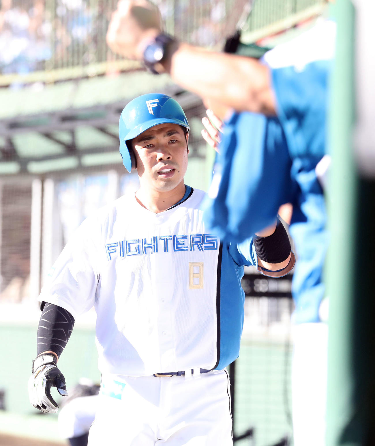 日本ハム対オリックス　9回裏日本ハム無死、近藤は左越え本塁打を放つも険しい表情を見せる（撮影・佐藤翔太）