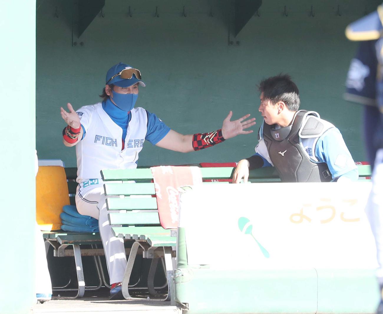 日本ハム対オリックス　ベンチで古川裕にアドバイスする新庄監督（撮影・黒川智章）