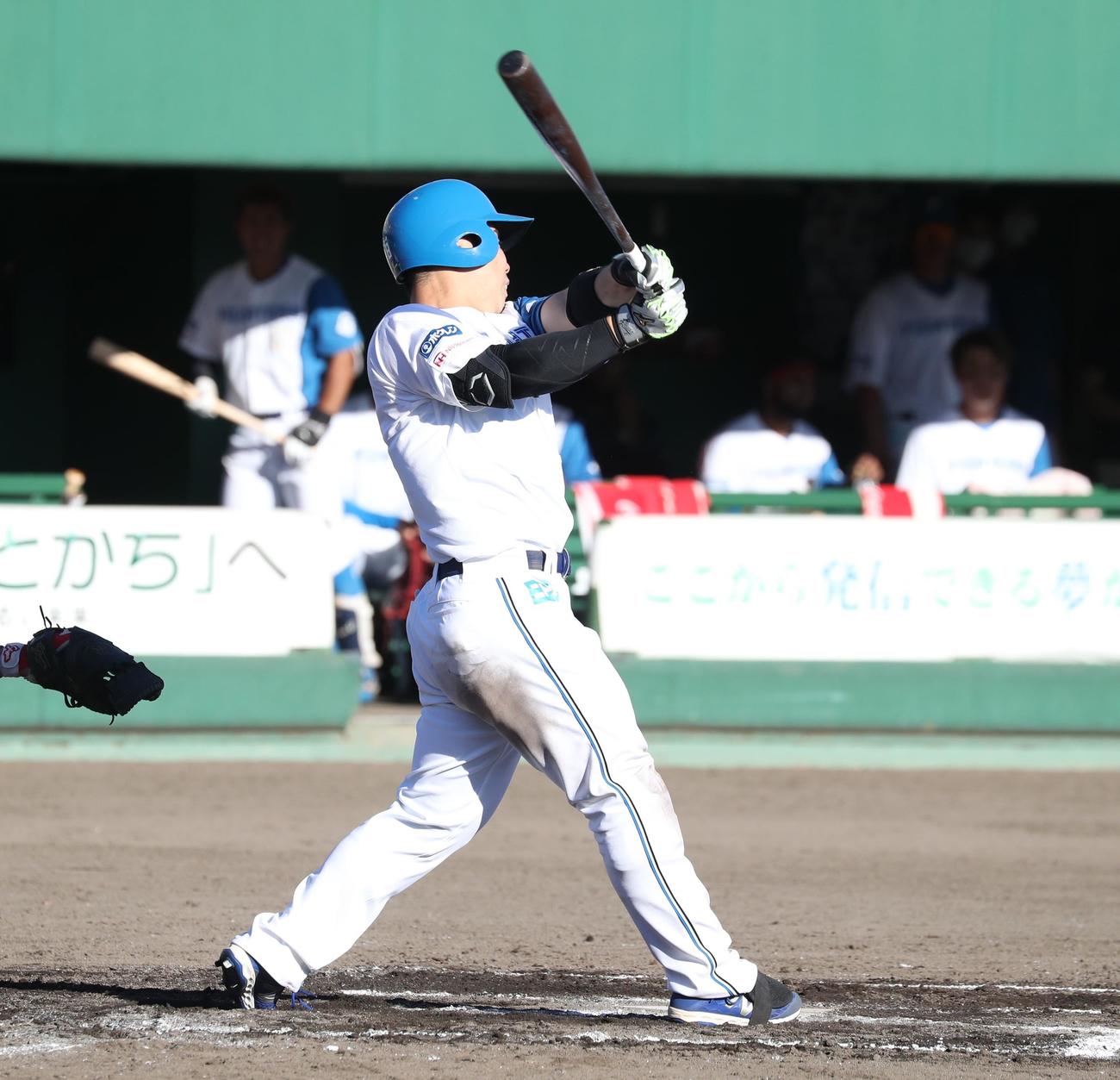日本ハム対オリックス　9回裏日本ハム無死、左越え本塁打を放つ近藤（撮影・黒川智章）