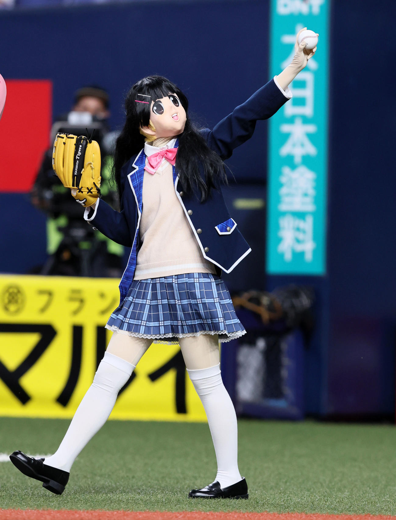 阪神対DeNA　ファーストピッチを行う謎ノ美兎（撮影・加藤哉）