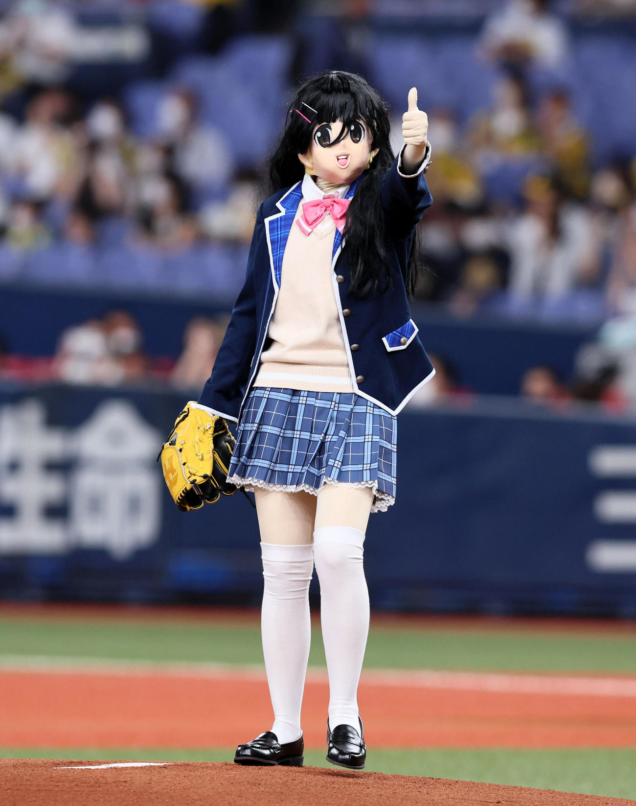 阪神対DeNA　ファーストピッチを行う謎ノ美兎（撮影・加藤哉）