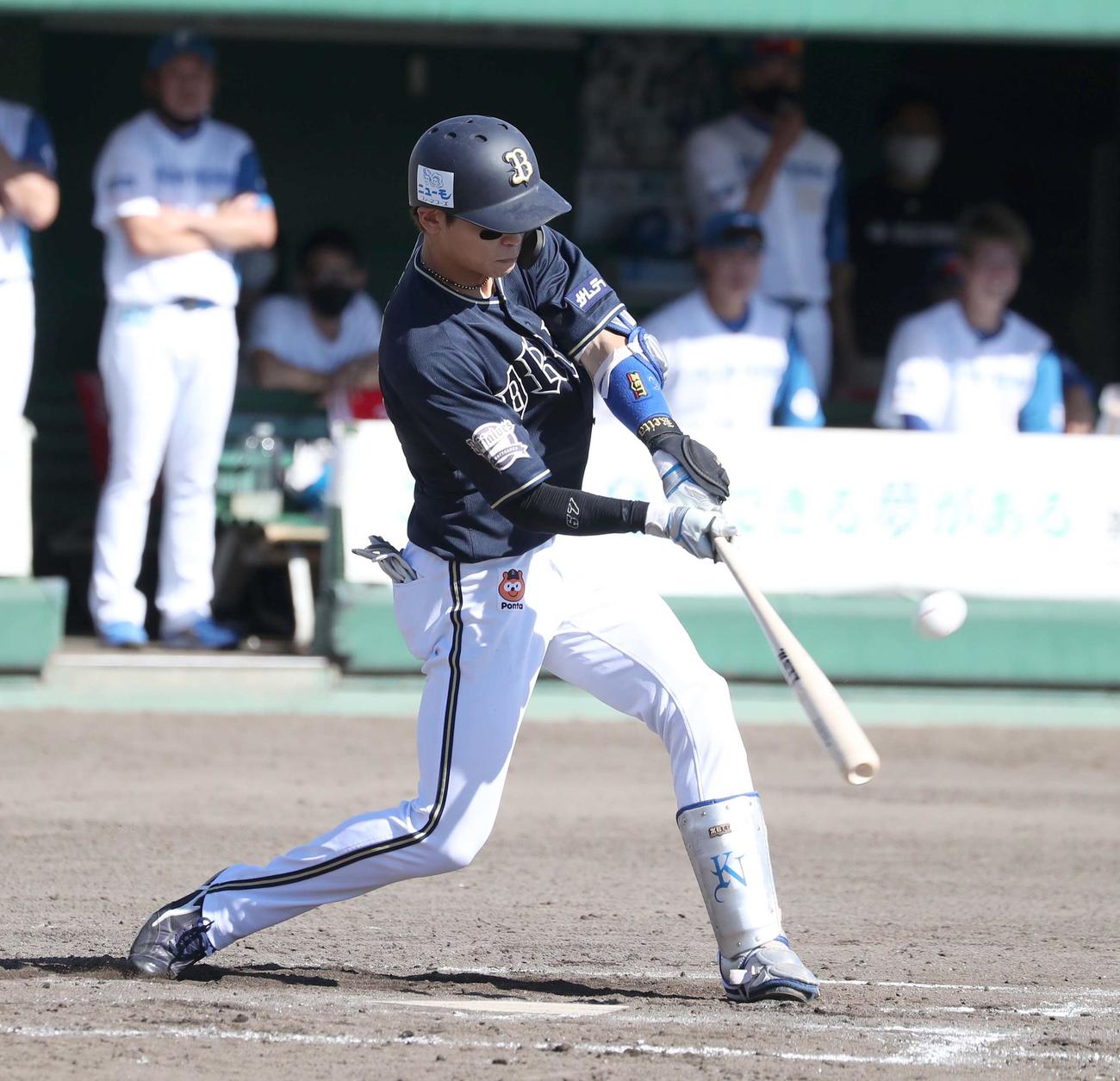 日本ハム対オリックス　5回表オリックス2死三塁、左中間に2点本塁打を放つ中川圭（撮影・黒川智章）