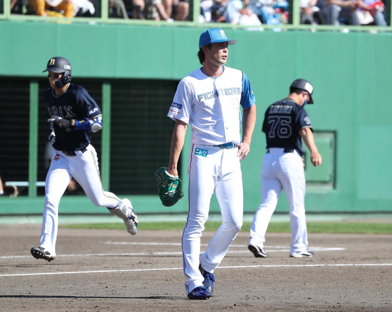 日本ハム対オリックス　5回表オリックス2死三塁、中川圭（左）に2点本塁打を浴びる上原（撮影・黒川智章）