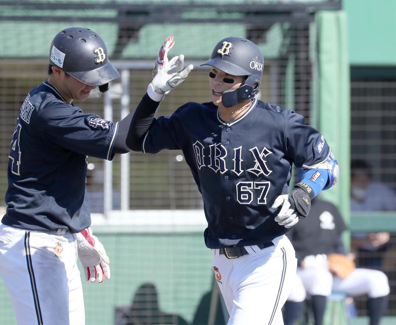 日本ハム対オリックス　5回表オリックス2死三塁、左中間に2点本塁打を放ち笑顔で生還する中川圭（撮影・黒川智章）