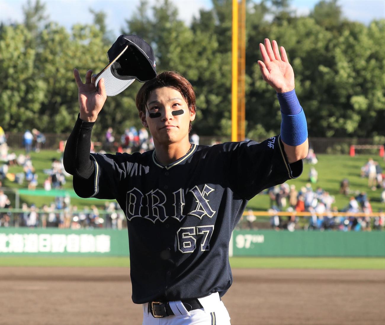 日本ハム対オリックス　試合後、スタンドに手を振る中川圭（撮影・黒川智章）