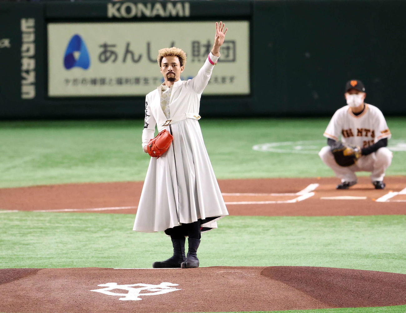 巨人対中日　始球式に登場した満島真之介（撮影・浅見桂子）