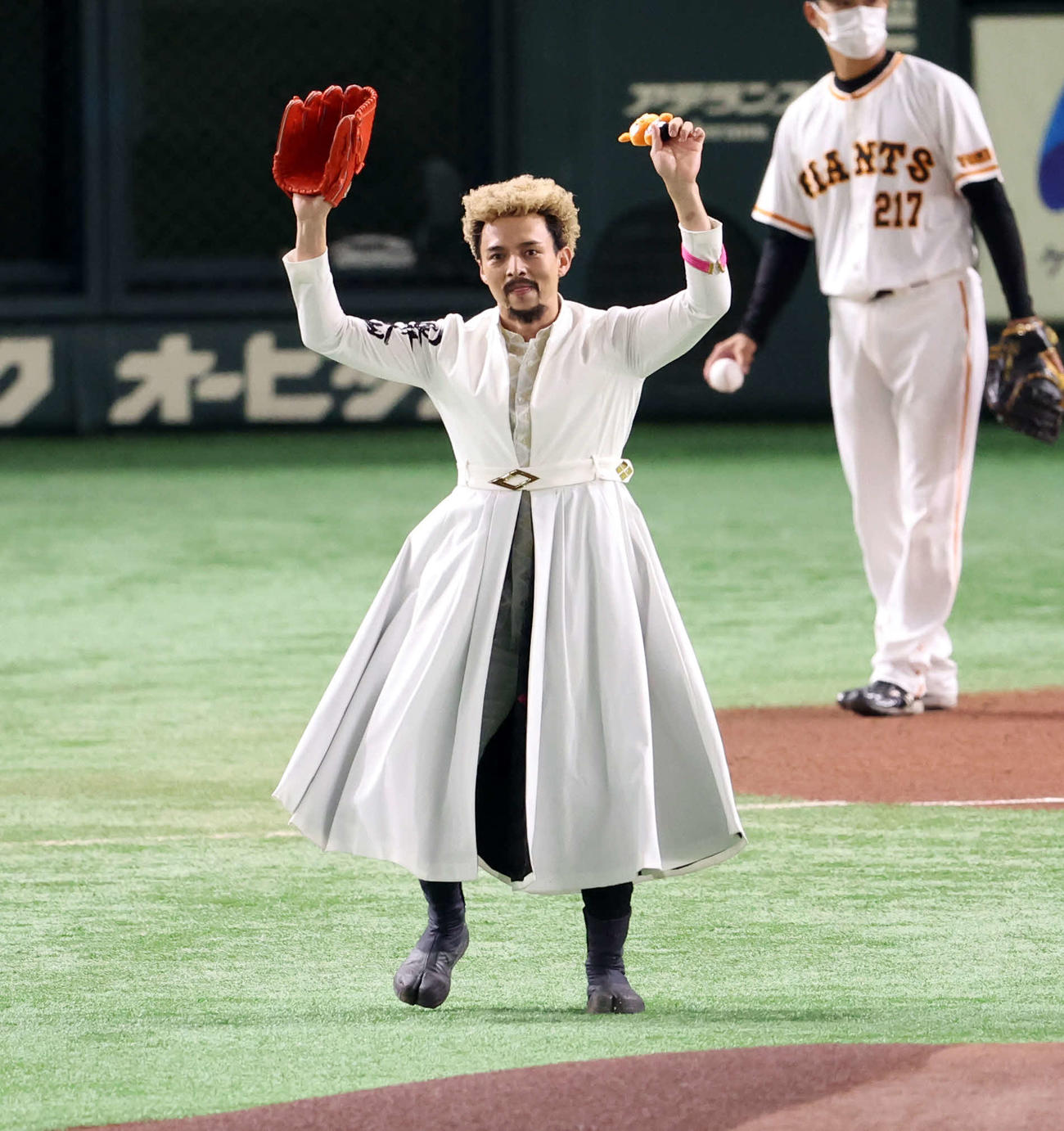 巨人対中日　始球式に登場した満島真之介（撮影・浅見桂子）