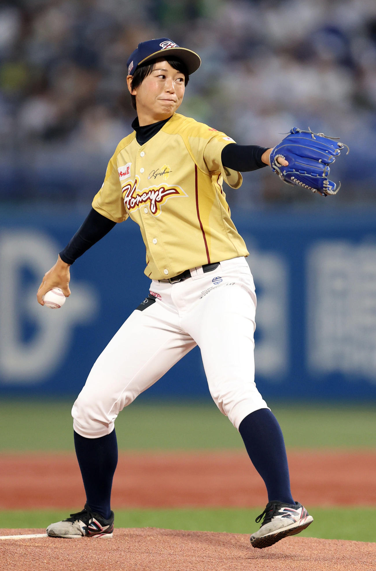 ヤクルト対広島　始球式を務める川端慎吾の妹で元日本代表の川端友紀（撮影・狩俣裕三）
