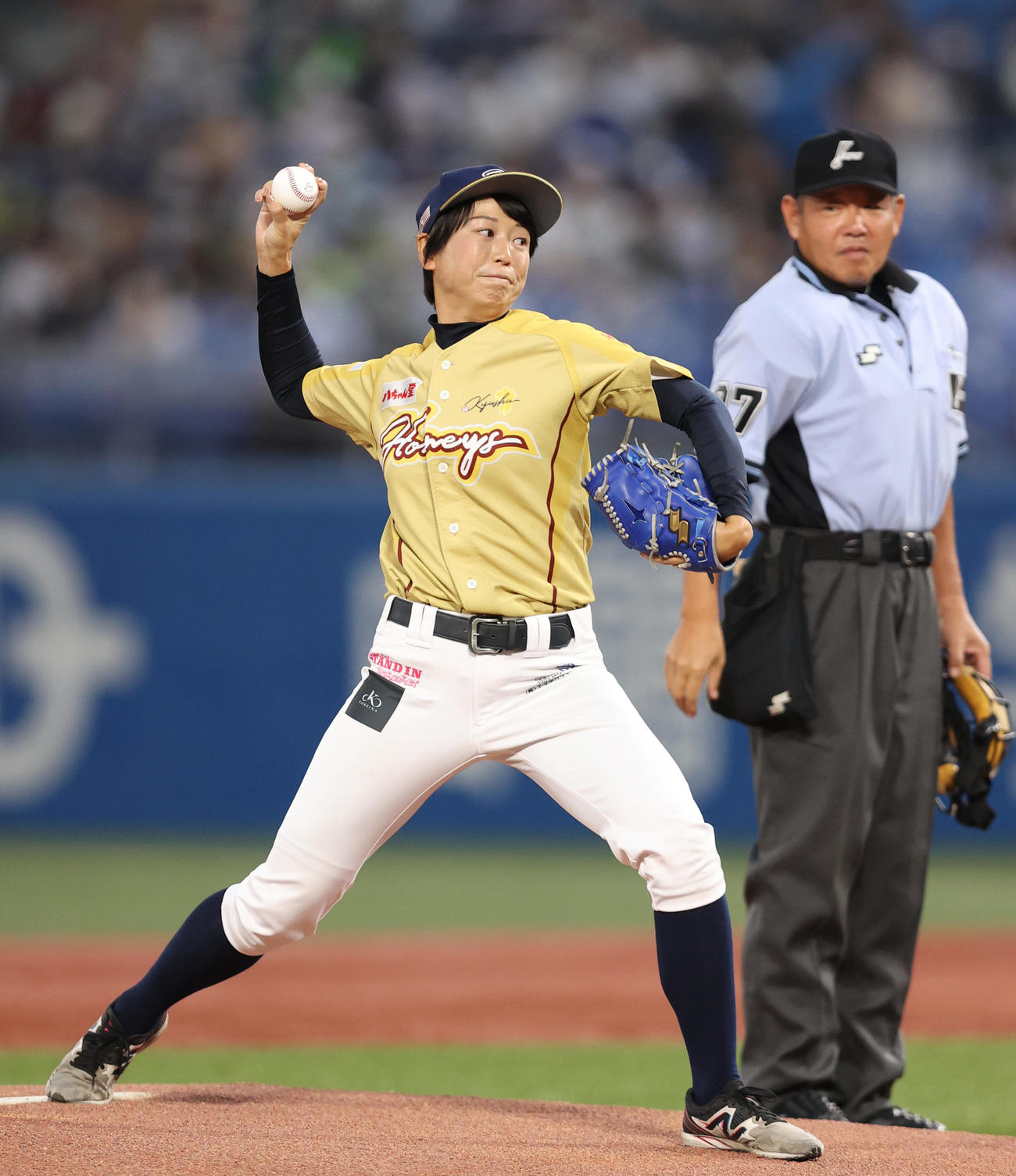 ヤクルト対広島　始球式を務める川端慎吾の妹で元日本代表の川端友紀（撮影・狩俣裕三）