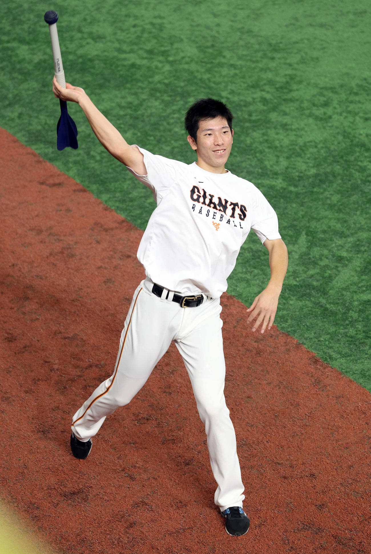 巨人対中日　練習で、ヤリ型の器具を投げる巨人戸郷（撮影・浅見桂子）