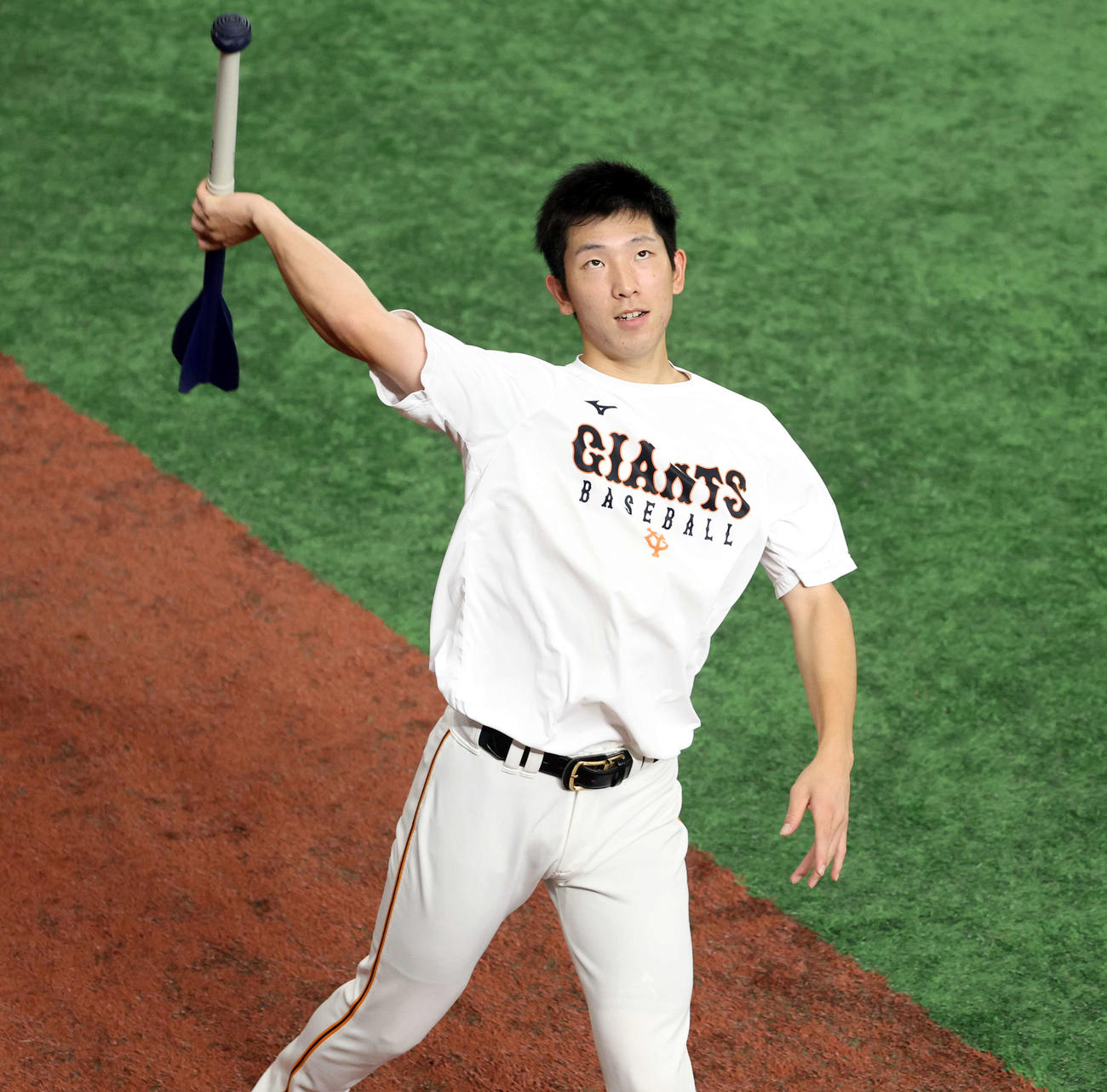 巨人対中日　練習で、ヤリ型の器具を投げる巨人戸郷（撮影・浅見桂子）