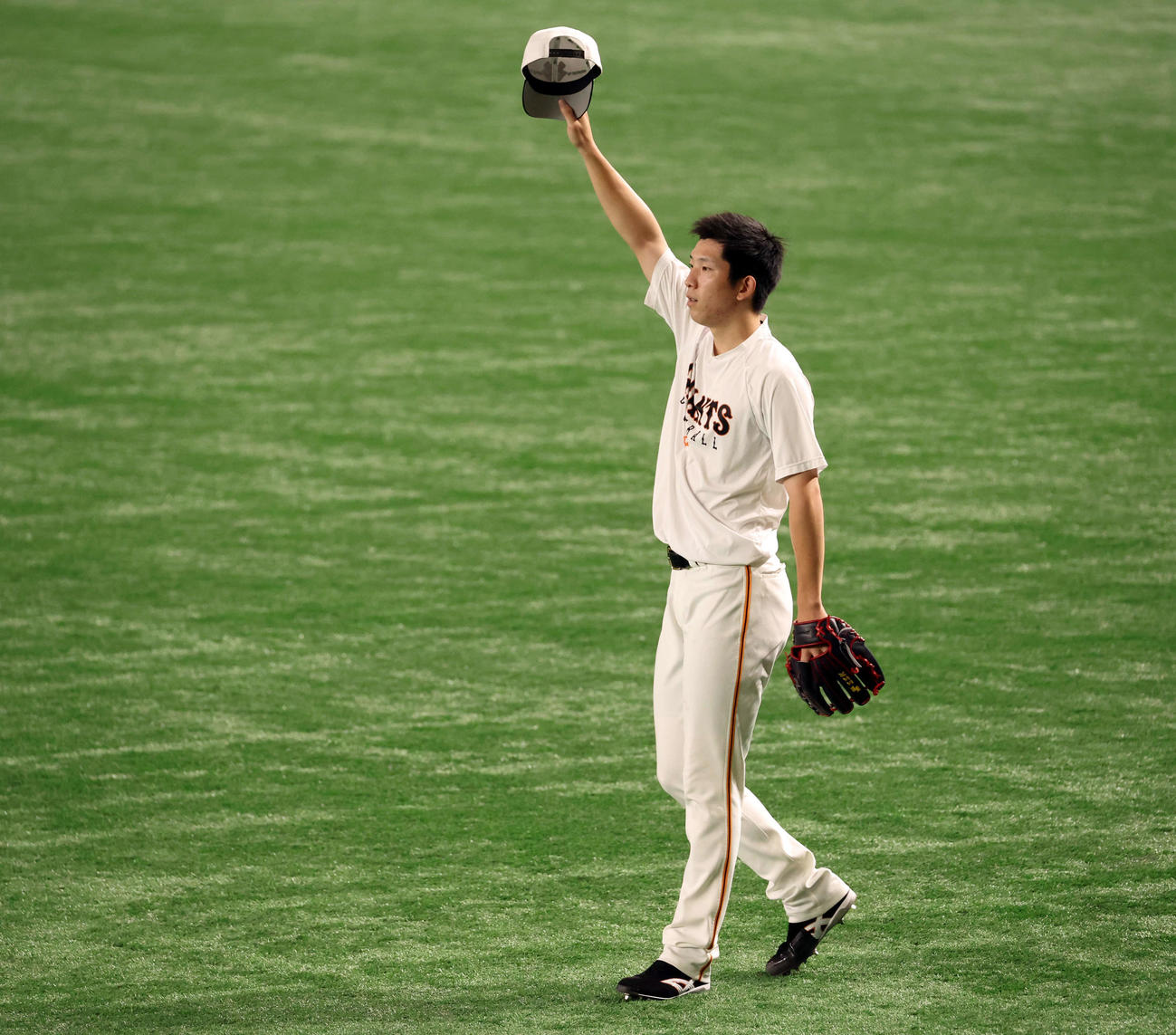 巨人対中日　キャッチボールを終えてあいさつする巨人戸郷（撮影・浅見桂子）
