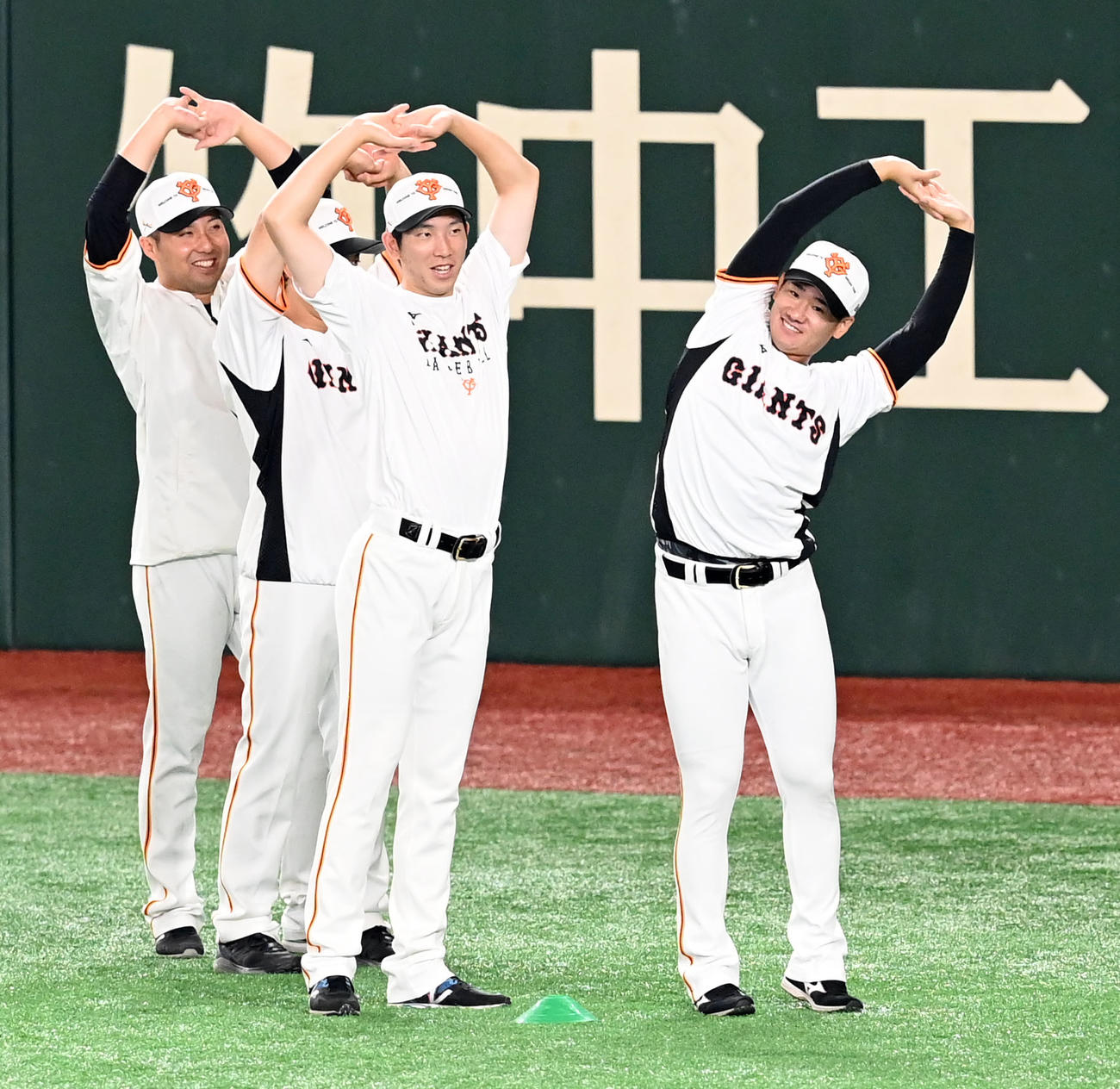 巨人対中日　ウオームアップする初先発の巨人井上（右）と戸郷（撮影・たえ見朱実）
