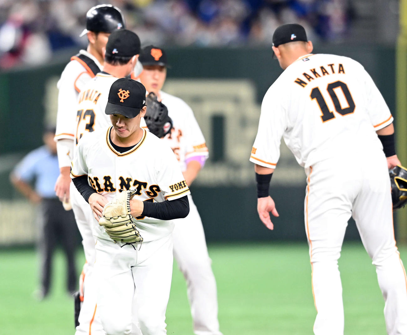 巨人対中日　5回表中日1死一、二塁、マウンドを降りる巨人の先発井上（撮影・たえ見朱実）