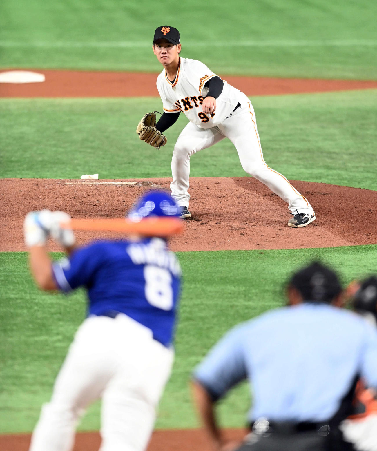 巨人対中日　1回表中日1死三塁、平田を空振り三振に仕留める井上（撮影・たえ見朱実）