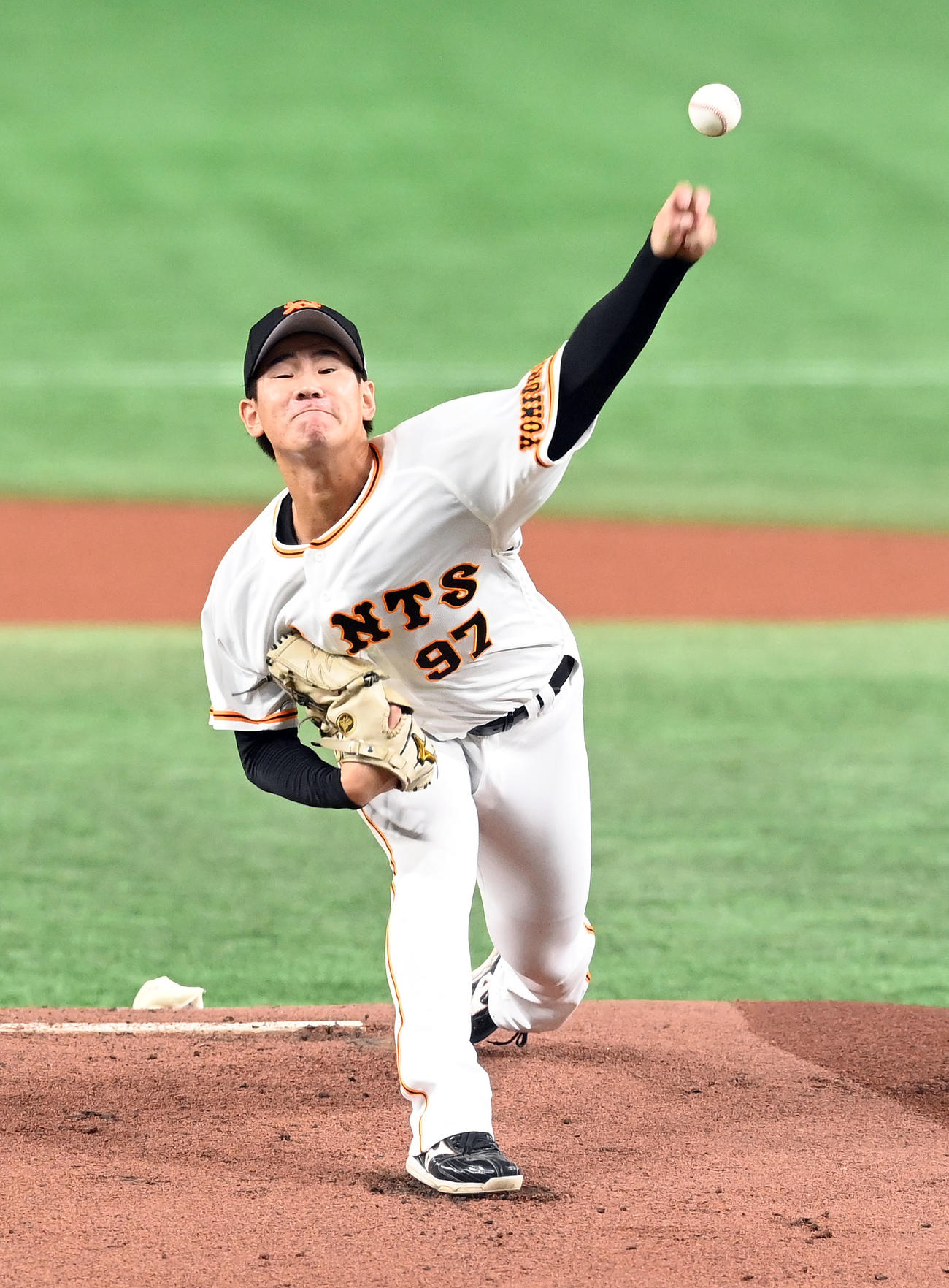 巨人対中日　力投する巨人先発の井上（撮影・たえ見朱実）