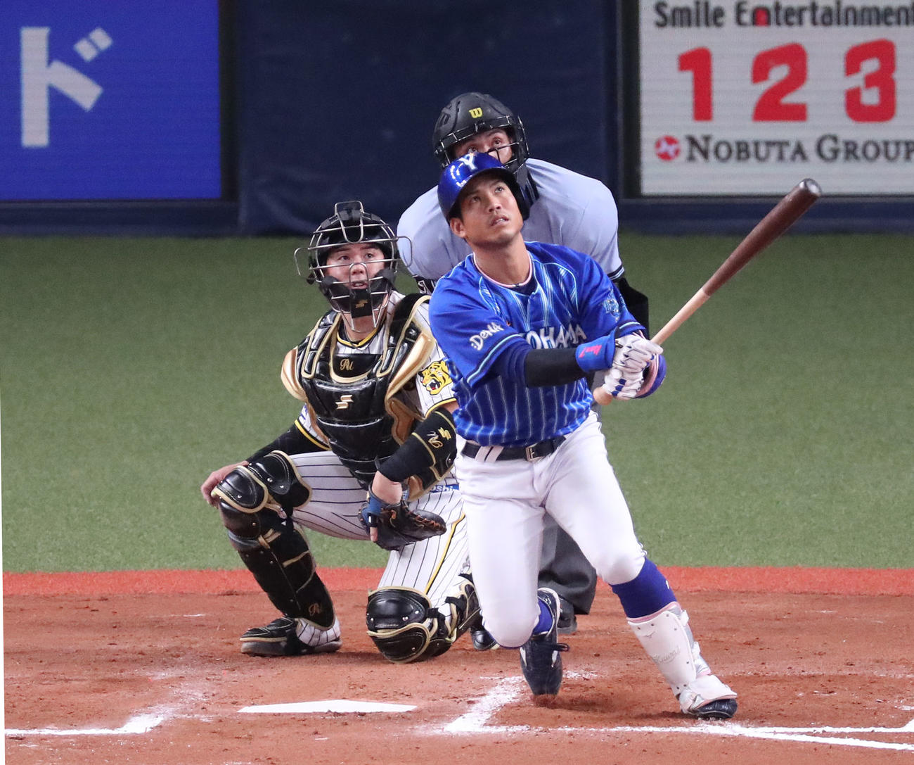 阪神対DeNA 7回表DeNA2死満塁、桑原は左越え満塁本塁打を放つ（撮影・白石智彦）