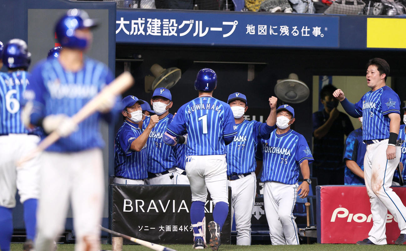 阪神対DeNA 7回表DeNA2死満塁、桑原（手前）は左越え満塁本塁打を放ち、三浦監督（左）らに出迎えられる（撮影・上山淳一）