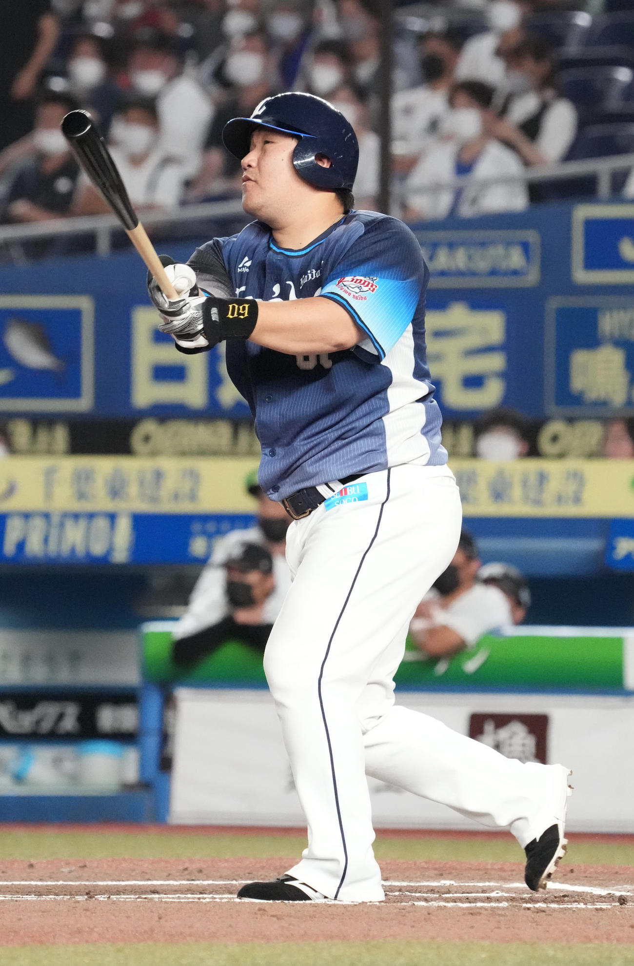 ロッテ対西武　6回表西武1死、中村は左越えに同点ソロ本塁打を放つ（撮影・小沢裕）