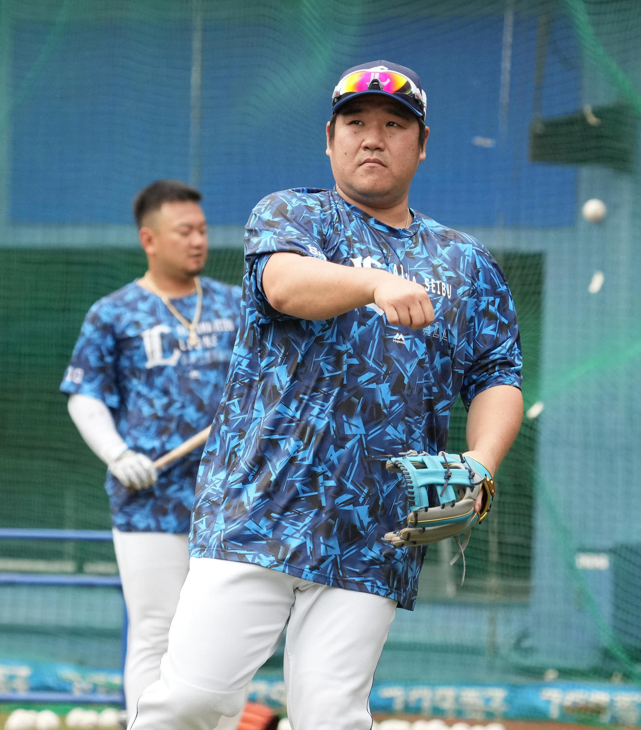 ロッテ対西武　試合前の練習に臨む西武中村（撮影・小沢裕）