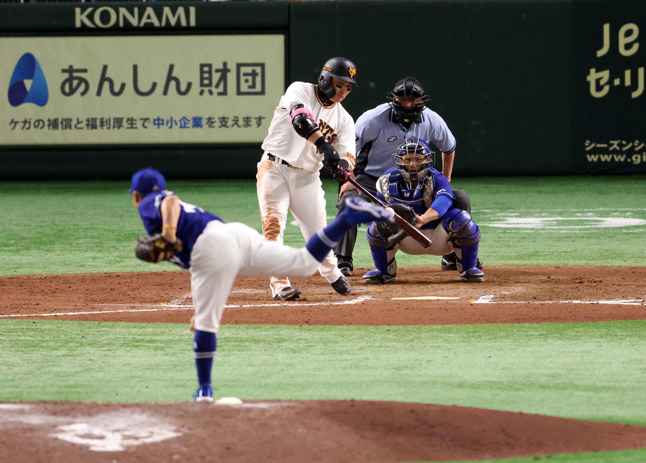 巨人対中日　7回裏巨人無死、丸は右二塁打を放つ。投手谷元（撮影・浅見桂子）