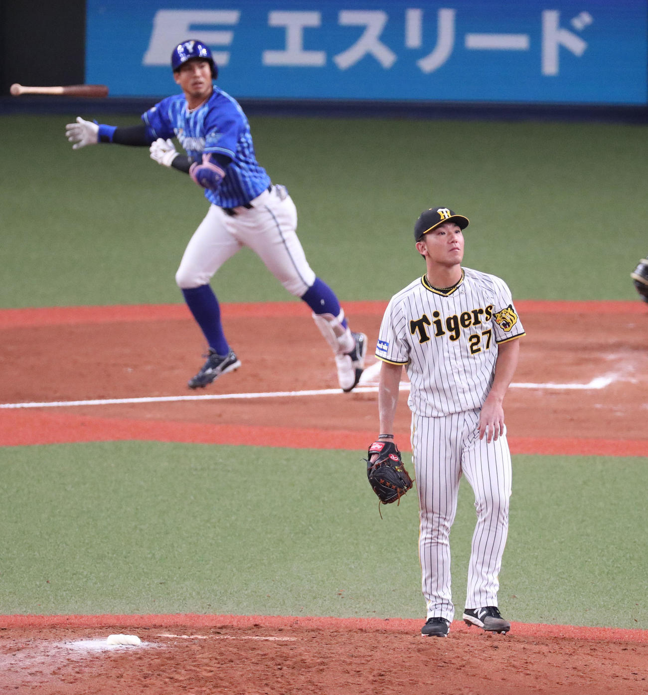 阪神対DeNA 7回表DeNA2死満塁、伊藤将（右）は桑原に左越え満塁本塁打を浴びる（撮影・白石智彦）