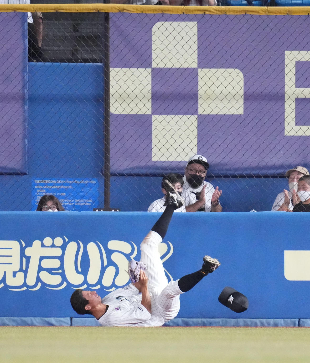 ロッテ対西武　7回表西武無死一塁、ロッテ福田秀は森の打球をフェンスに激突しながら好捕する（撮影・小沢裕）