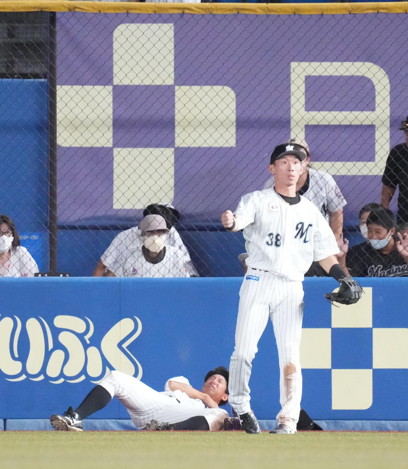 ロッテ対西武　7回表西武無死一塁、ロッテ福田秀は森の打球をフェンスに激突しながら好捕する（撮影・小沢裕）