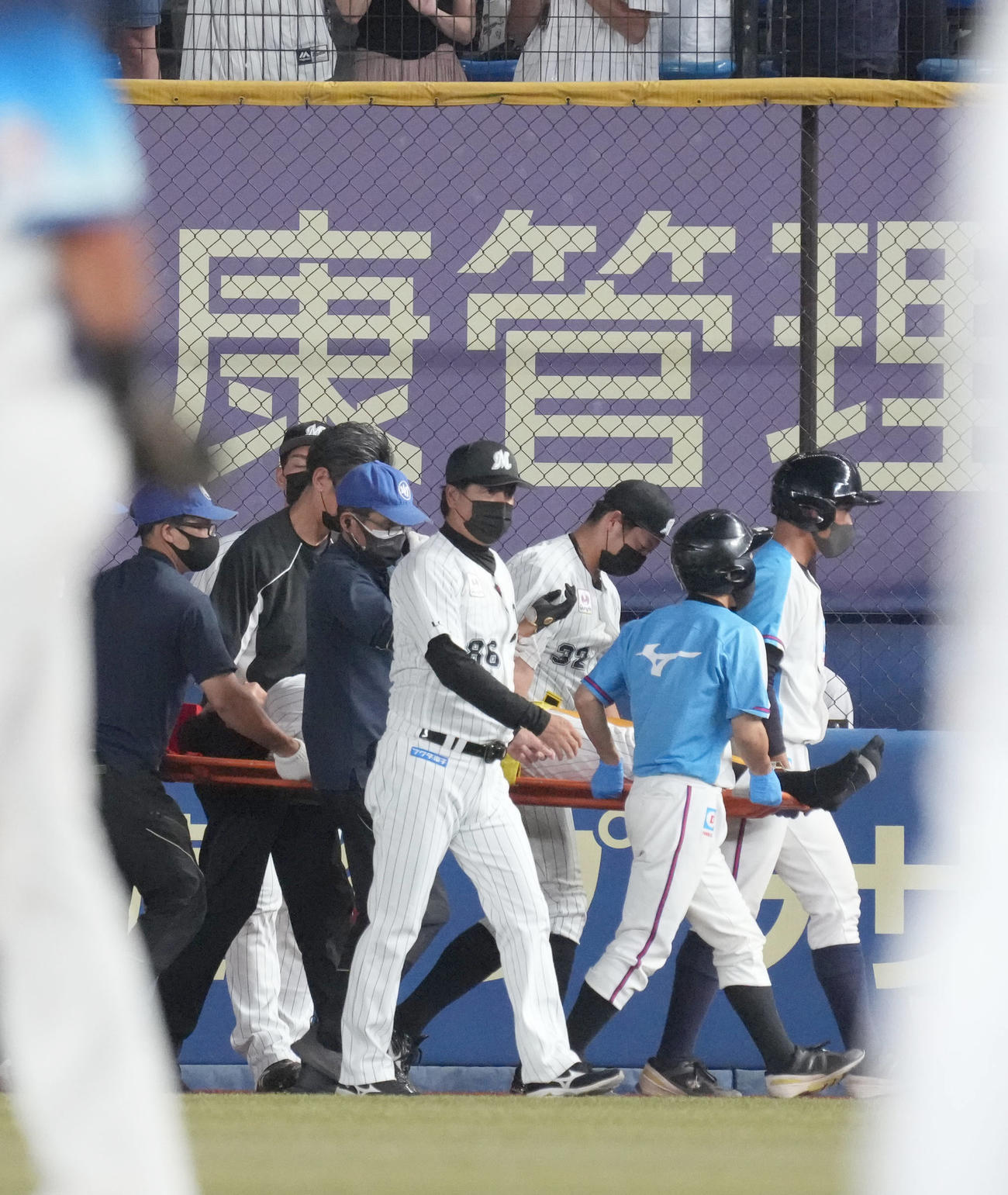 ロッテ対西武　7回表西武無死一塁、ロッテ福田秀は森の打球をフェンスに激突しながら好捕。負傷退場となり担架で運ばれる（撮影・小沢裕）