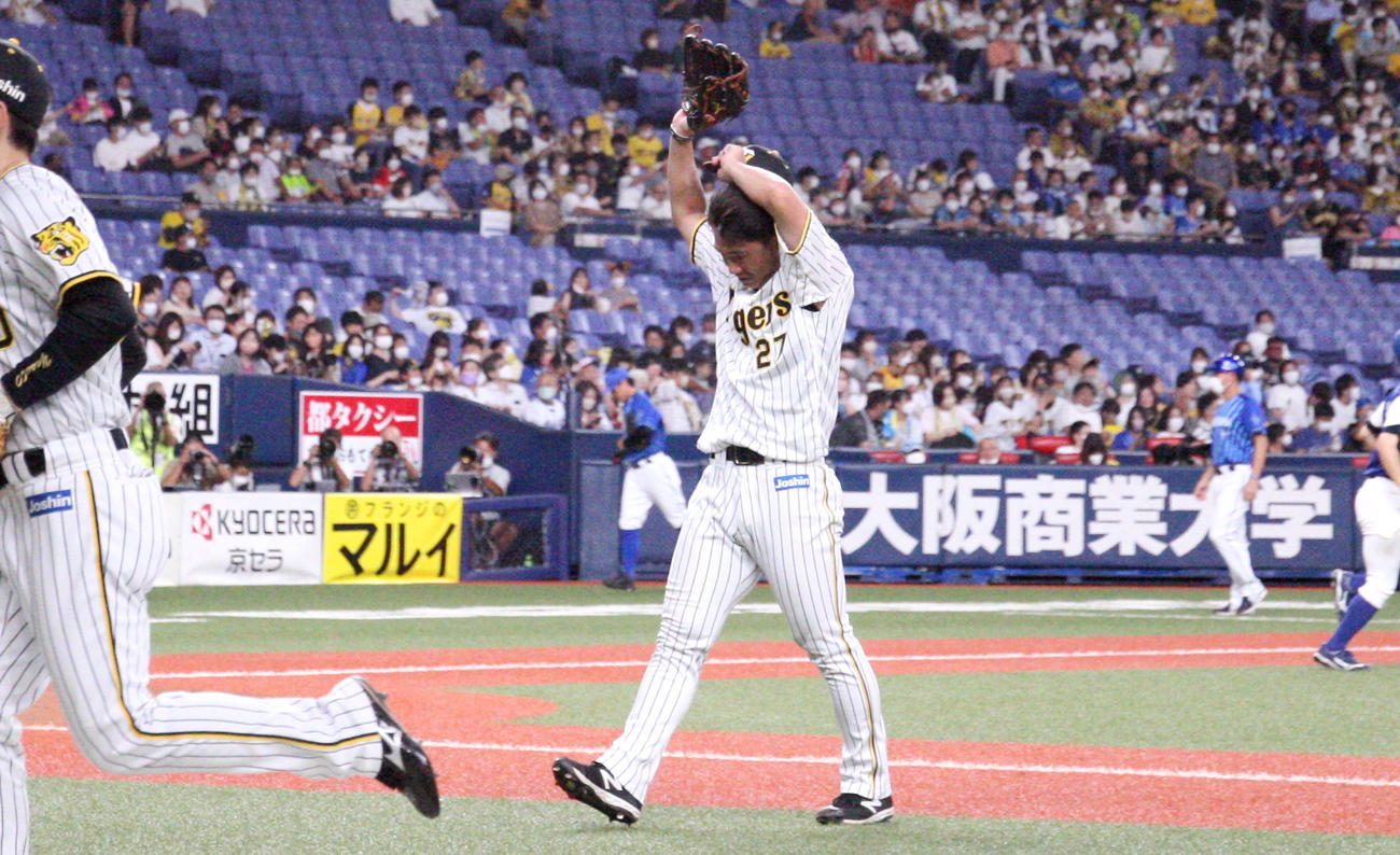 阪神対DeNA 7回、DeNA桑原に満塁本塁打を被弾した阪神伊藤将（中央）は汗を拭きながらベンチへ引き揚げる（撮影・上山淳一）